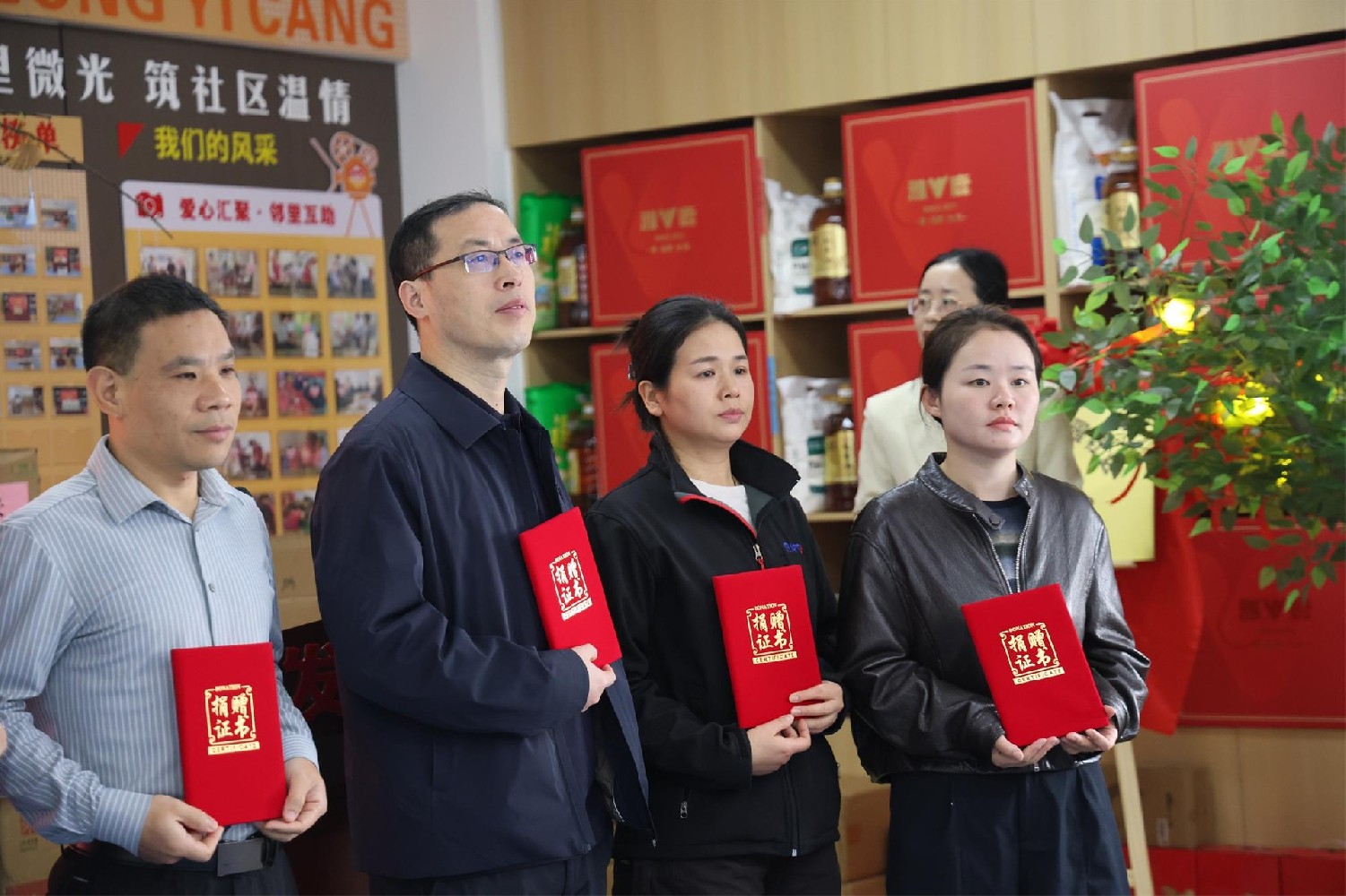 守护呼吸暖意，共赴邻里之约——康居人医疗走进柏堰中心“邻里公益仓”爱心活动